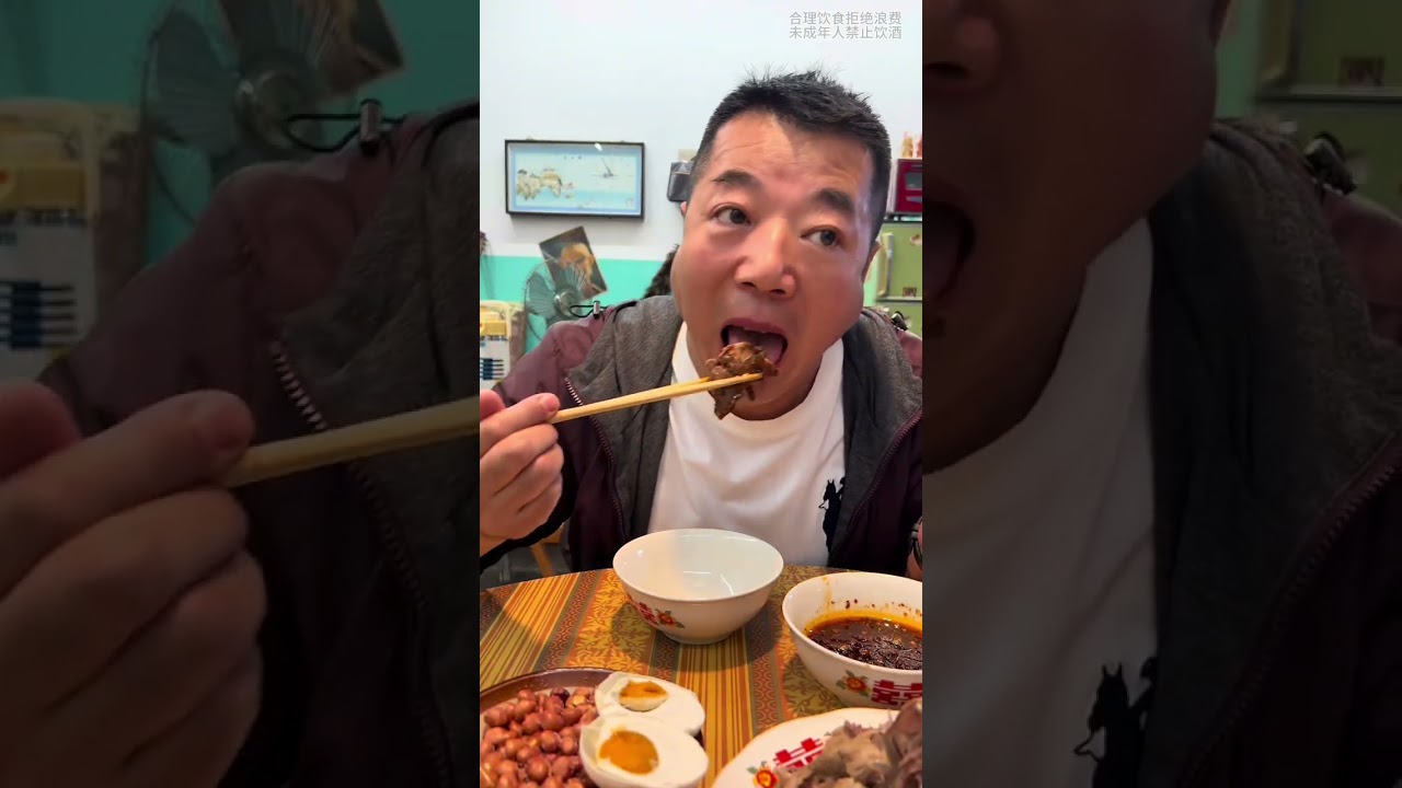 男人的快乐 吃着小时候过年才能吃到的菜、看着小时候看过的电视剧这感觉#人到中年 #男人的快乐就是这么简单 #拆骨肉
