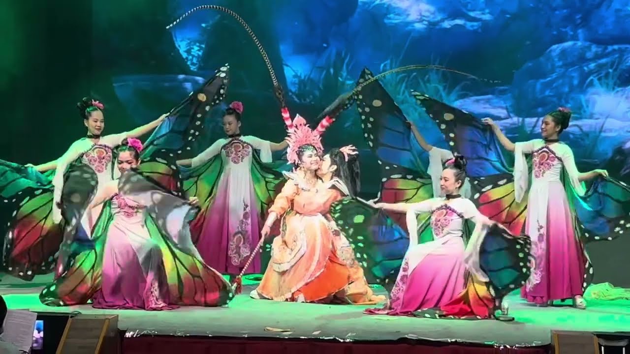 Bình Tinh - Thái Vinh tình tứ trên sân khấu