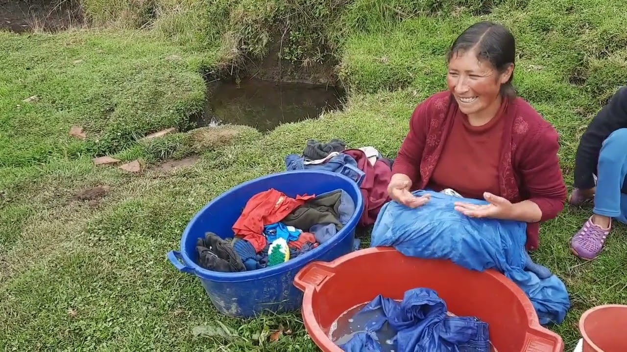 Niñitos de 8 años labran la tierra para el sustento de su familia 👪➡