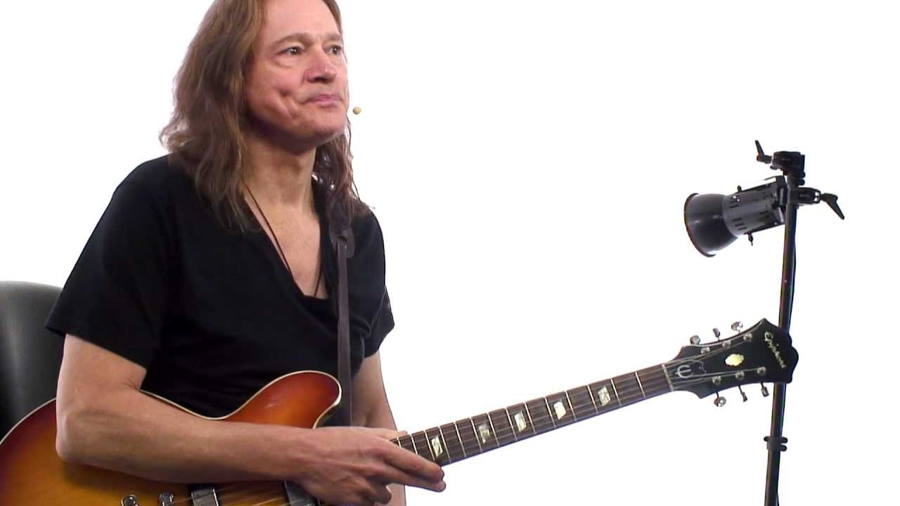 Robben Ford Q&A #4 - Using Pick vs. Fingers