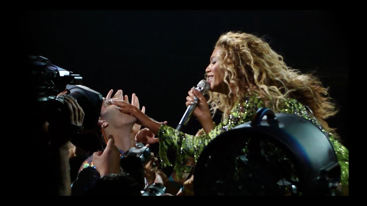 Beyonce performing Why Don't You Love Me in Montreal (Featuring Mike)