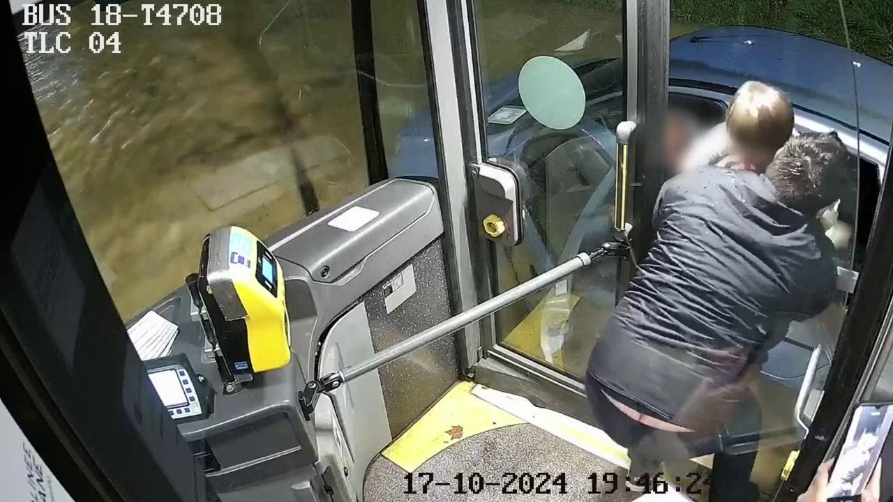 Nubifragio a Siena, il bus soccorre un bambino con il papà prigionieri dell'auto