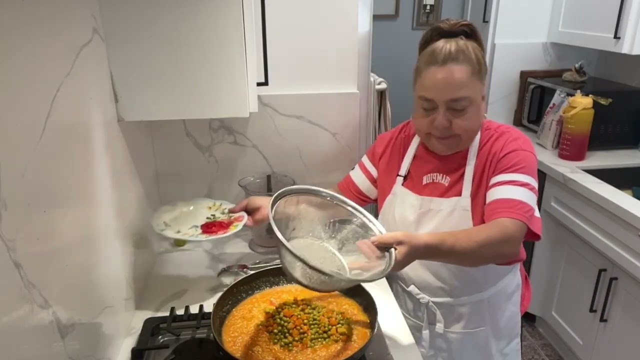 Asiendo una rica sopa de arros yunos riquisimos camarones almojo de ajo 