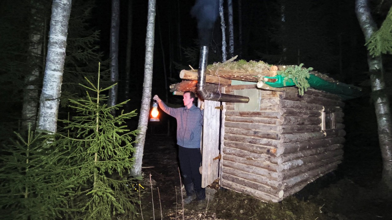 Преображение ЛЕСНОЙ ХИЖИНЫ. Завалинка из земли и мха. Теплая ночь в уютной лачуге.