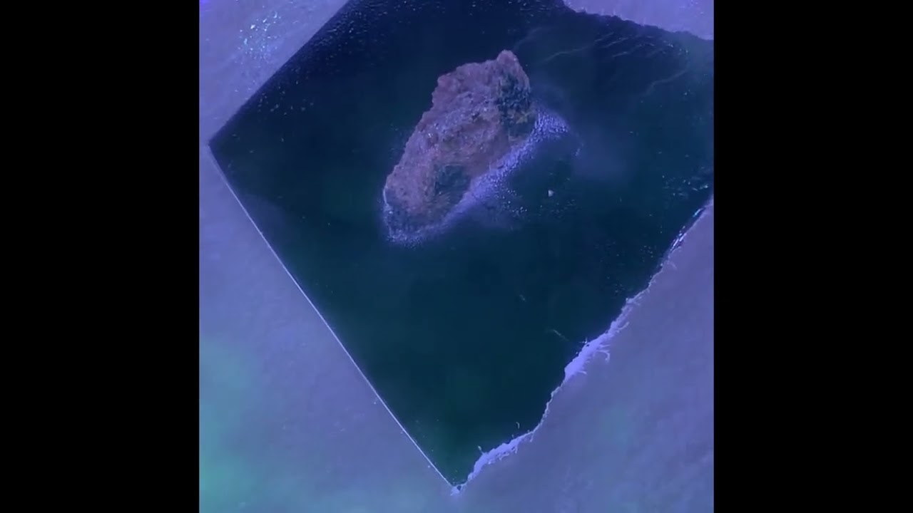 Uranium Ore radiating alpha particles shown with cloud chamber.
