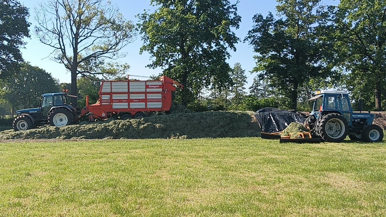 Gras inkuilen met New Holland en Ford