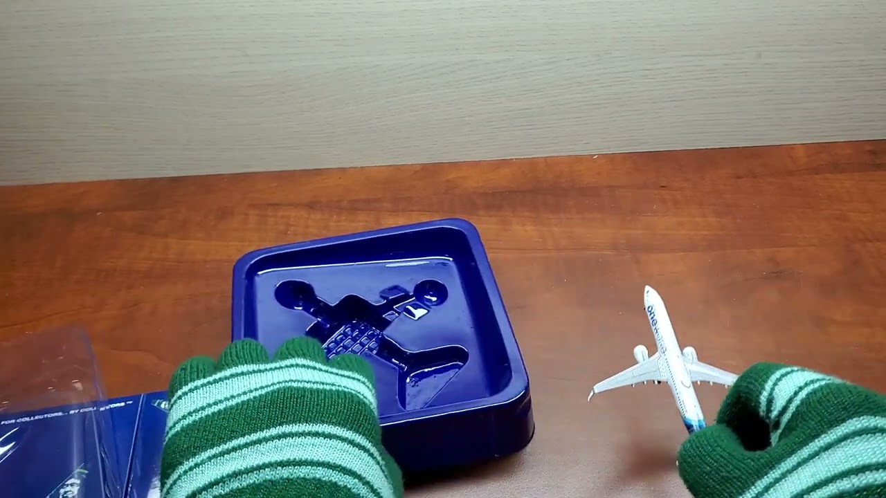 asmr unboxing the boeing 737-900er of geminijets model