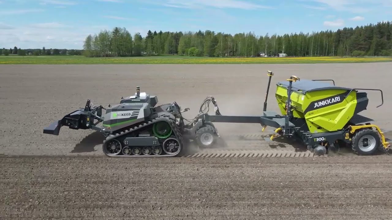 Robottitraktori kylvää ensimmäistä kertaa hinattavalla kylvökoneella | AgXeed & Junkkari T300C ELITE
