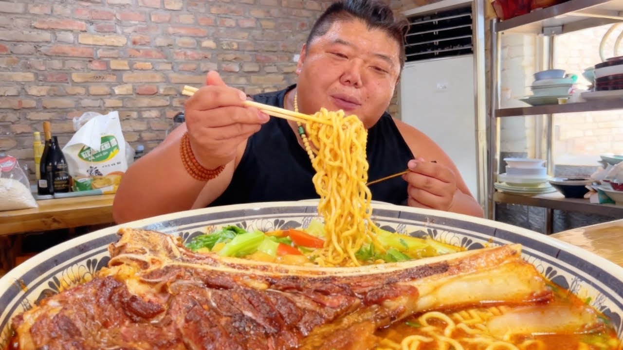 猴哥硬核开吃战斧牛排泡面！肉质超嫩泡面超入味，这吃法也太满足了！【胖猴仔】