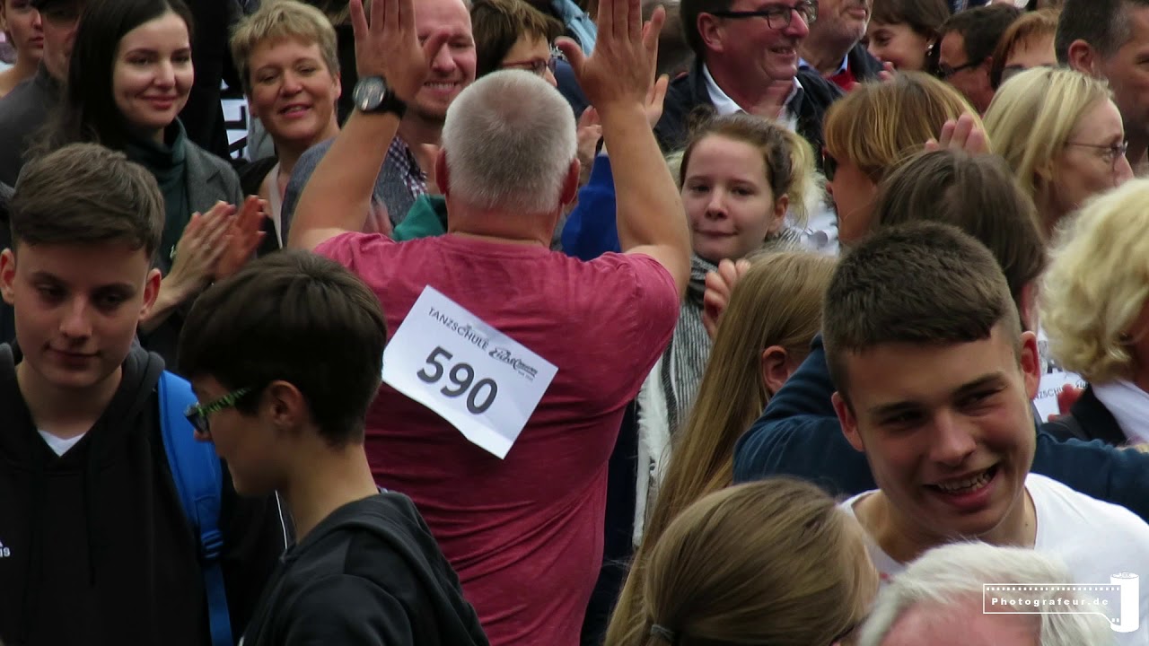 709 Tanzpaare tanzen unter Anleitung der Erlebnisstanzschule Eichelmann einen Tanz-Weltrekord