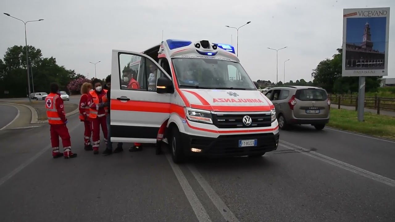 Vigevano, scontro tra tre auto in corso Pavia