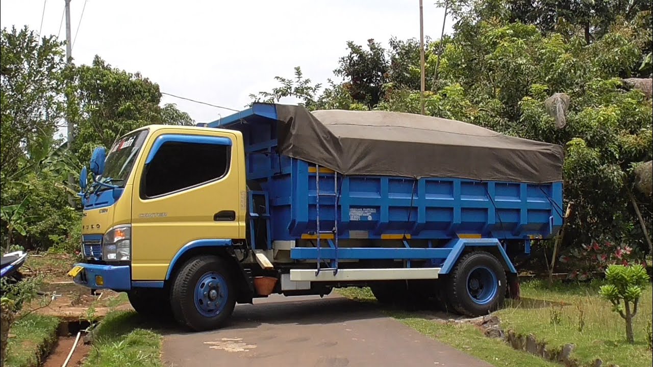 DUMP TRUK PASIR BONGKAR MUATAN DI TEMPAT SEMPIT