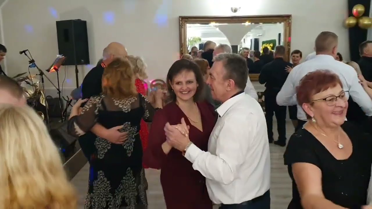 A KIEDY JO BYŁA MŁODO pośpiewała wciąż młoda wokalistka kapeli Ewa Ziętek na zabawie w Złotym Dworze
