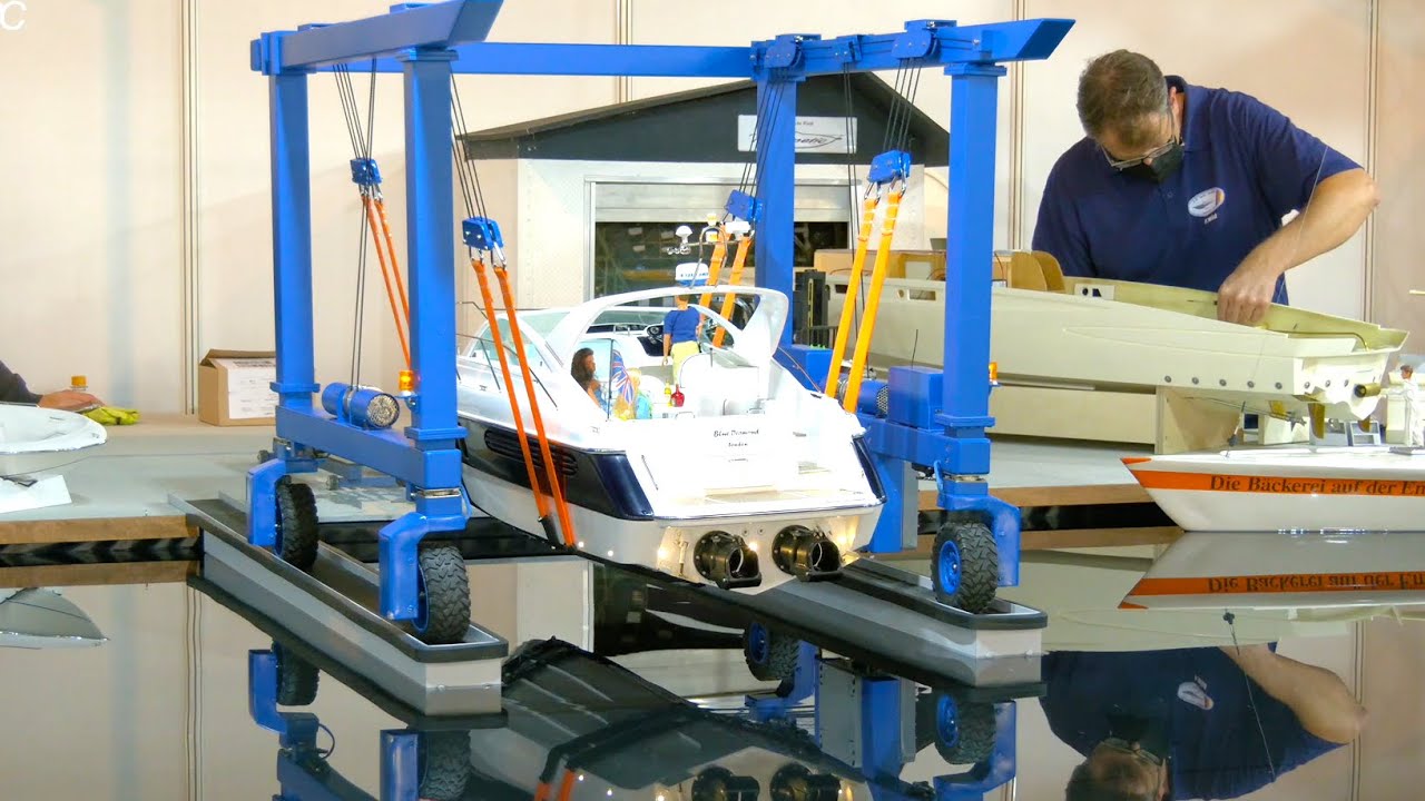 EXTREME DETAILED RC YACHT// MOBILE BOAT HOIST IN ACTION// HYDRAULIC RC YACHT IN FULL FUNCTIONALITY
