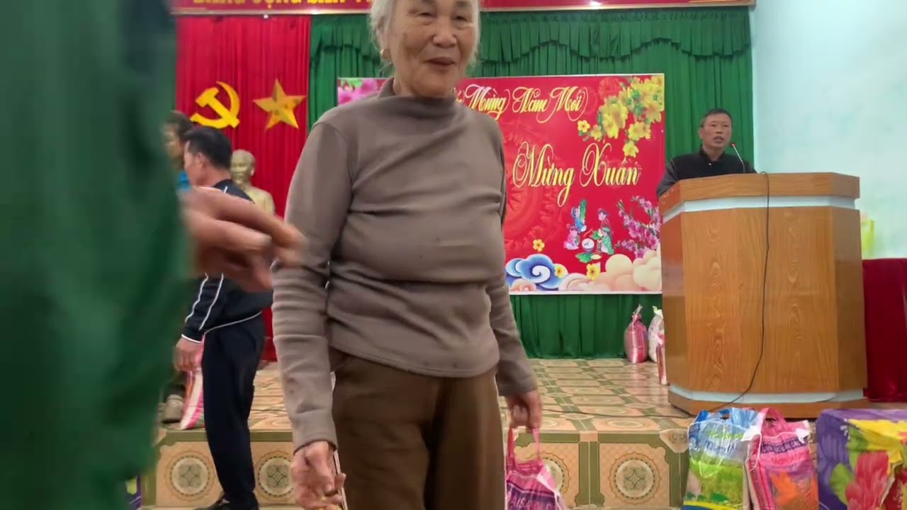 Hoàng Khanh lại về khối đông tiến phường của lò được trao 11 suất quà Xuân yêu thương 