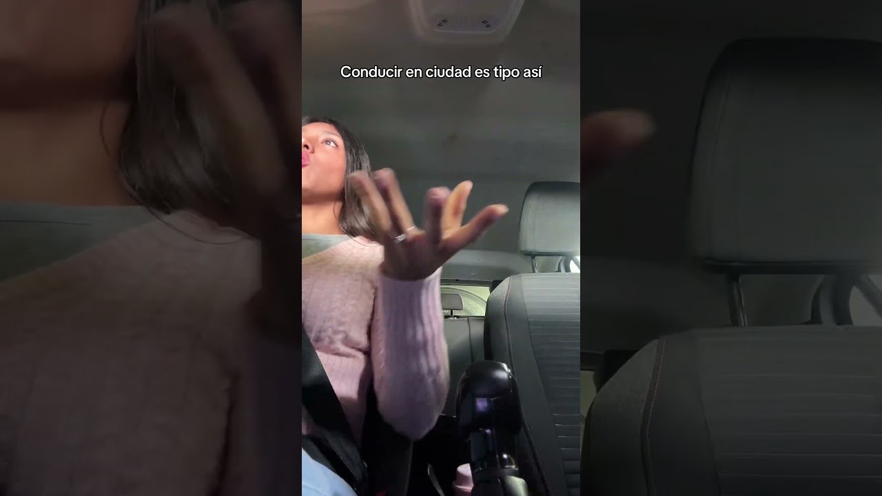 Grabado con m&oacute;vil en soporte. Conducci&oacute;n segura y manos en el volante 🚘 #humor #coche #conducir