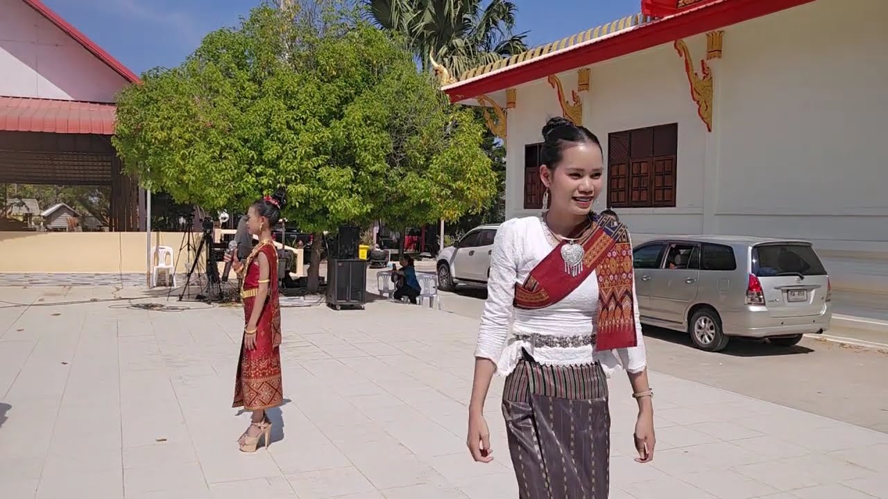 ธิดาลาวพร้อมทีมงานศรีวิไล ลำ บวงสรวง หน้าศาลแม่ฮันนี่ ศรีอีสาร @เจี๊ยบ ศรีวิไล