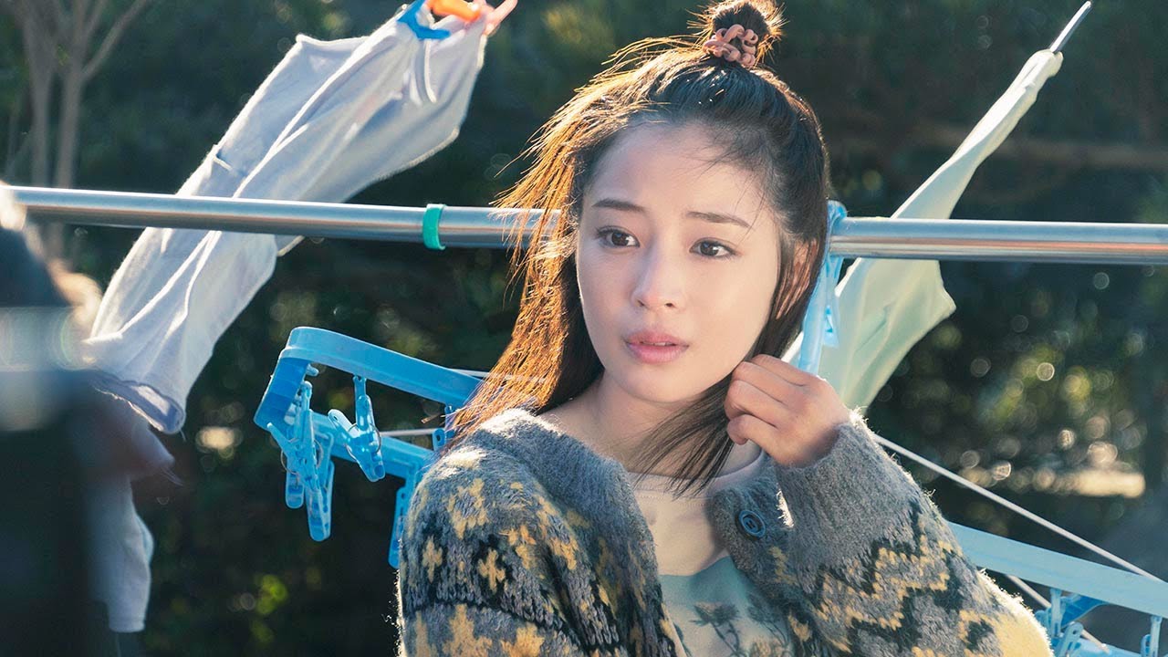 広瀬すず、當真あみを泣かせる!?　物干し場での“対決”シーン　映画「水は海に向かって流れる」本編映像