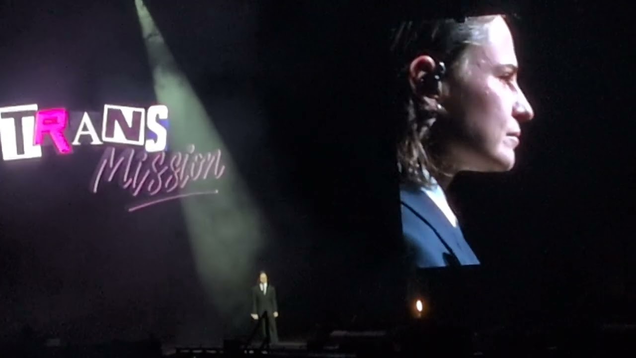 Christine & The Queens исполняют песню 