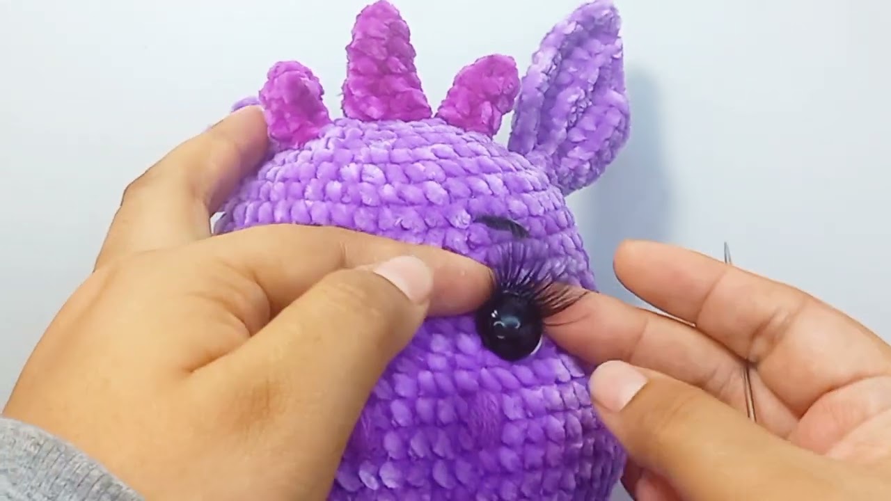 Cómo colocar pestañas artificiales a tus muñecos amigurumi  | Angels Crochet by Mariangeles Gala