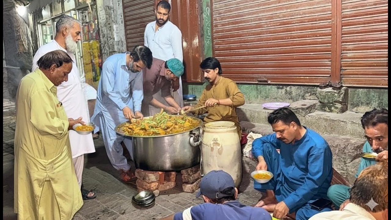 ONLY AT NIGHT! 70 YEAR OLD SIRI PAYE MASTER FEEDS CHEAP DESI POWER | REAL PAKISTAN STREET FOOD 🇵🇰