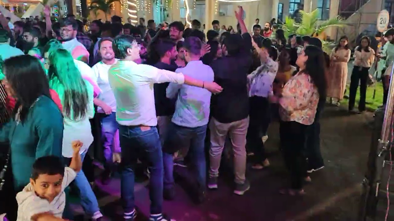OMG How dare he stopped dj playing Aise kaise usne band kiya? #stop #music #dj #dare #daredevil #omg