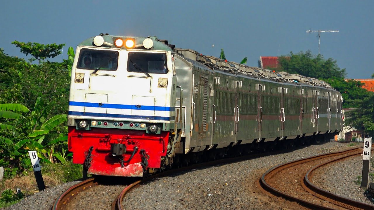 [4K] MELIHAT KERETA API NGEBUT MELINTAS DI TIKUNGAN S LAMONGAN