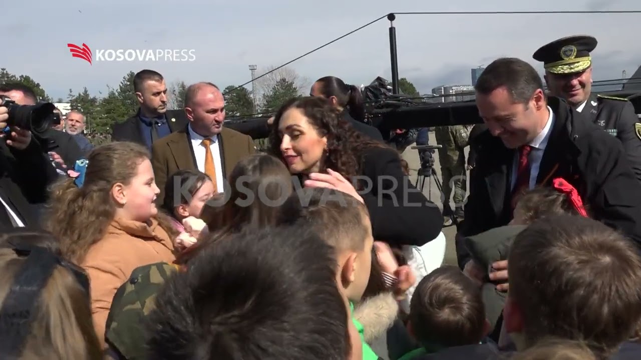 Kurti dhe Vjosa Osmani në rreshtimin e kuadrateve të FSK-së, fëmijët përqafojnë presidenten