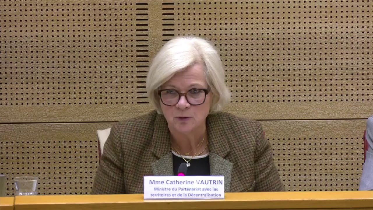 Catherine Vautrin tente de rassurer face aux économies imposées aux collectivités territoriales