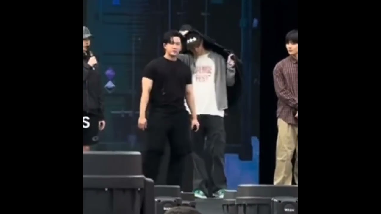 hyunjin was cold, so changbin gave him his jacket 🥺 #hyunjin #changbin #straykids