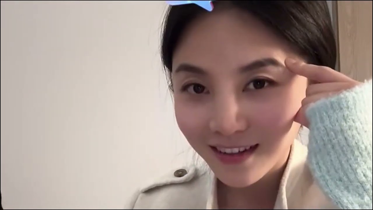 叶安安与吉莲   吉莲要求安安  给粉丝们 看一下 安安 小时候的样子 期待一下哦  #农村女孩 #朴实山里人#朴实农村人 #朴实的山里人#用抖音记录农村真实生活 #农村守护