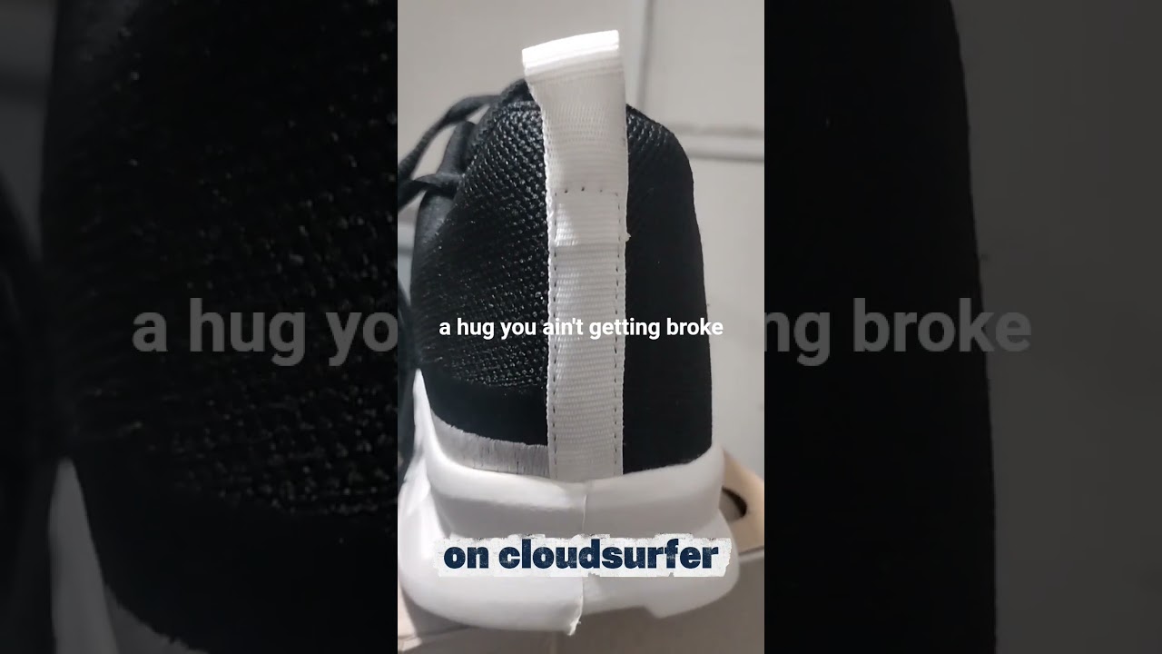 Sepatu On Cloudsurfer, dalam kombinasi warna hitam dan putih 