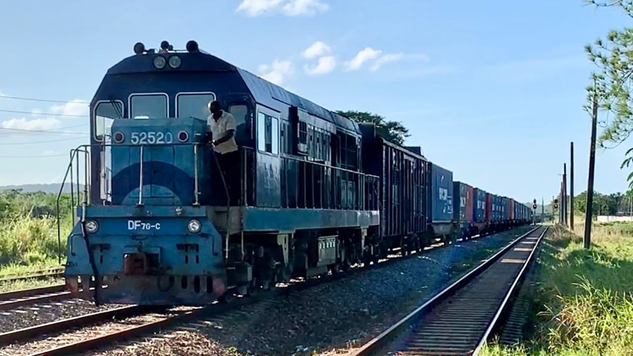 Máquina 52520 entrando a la estación de Jaruco para efectuar cruce con el viajero.
