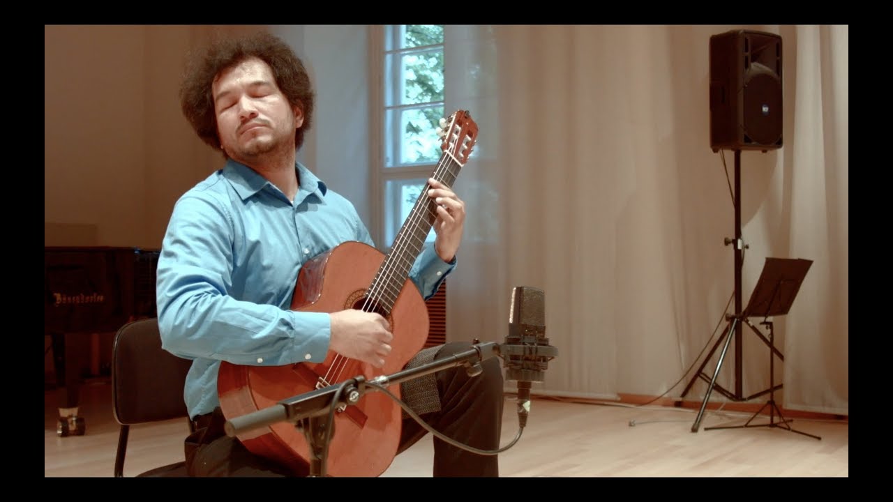 Jonathan Bol&iacute;var plays 