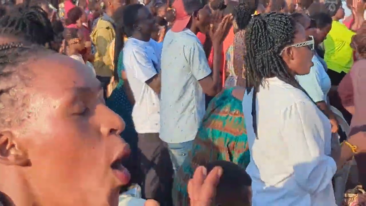 Gloria Pepele singing Chinese music 🎶🎵 at Benny hinn Crusade.
