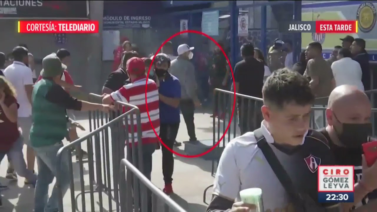 Revendedores en el Estadio Jalisco golpean a aficionados del Atlas | Noticias con Ciro Gómez Leyva