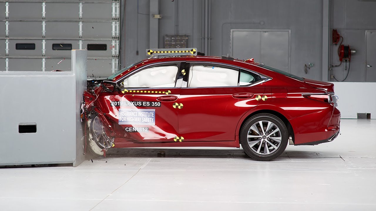 2019 Lexus ES 350 driver-side small overlap IIHS crash test
