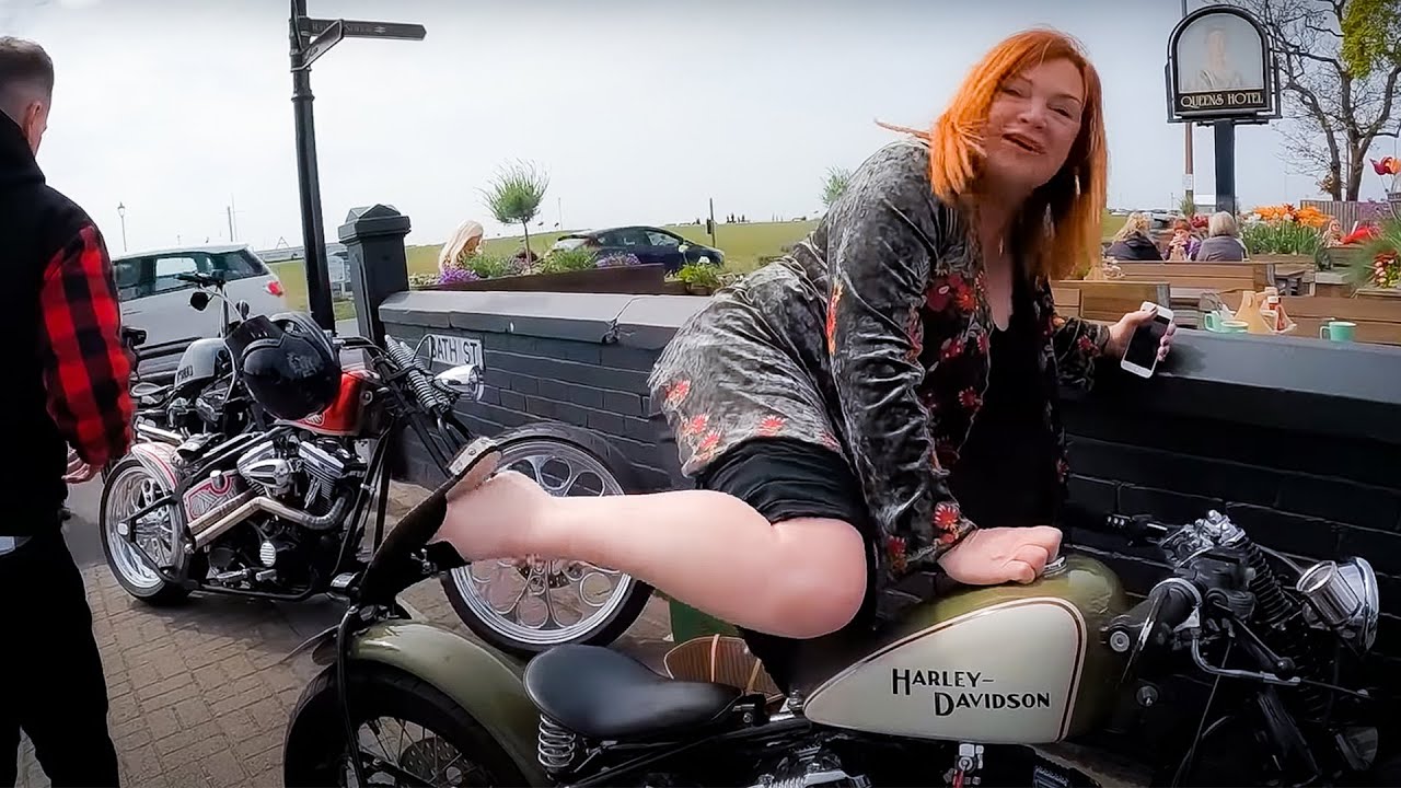 Женщина не спрашивает и просто садится на Harley Davidson.