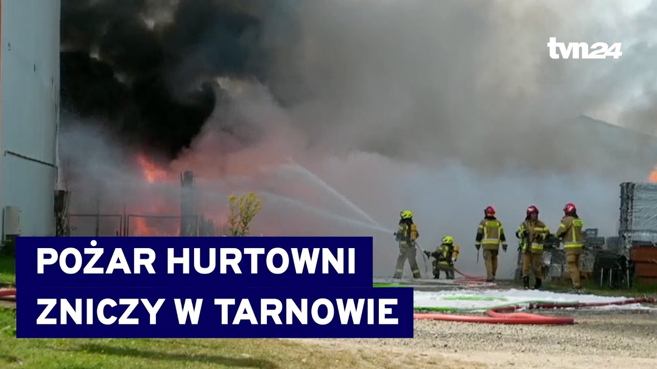 Płonie hurtownia zniczy w Tarnowie. Zawalił się dach @tvn24
