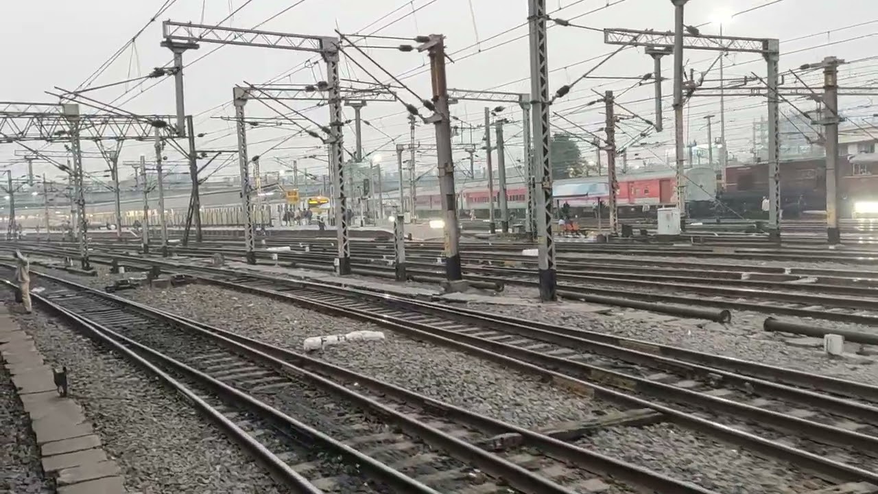 [Uncut video] Entering at Howrah railway station | India's largest station
