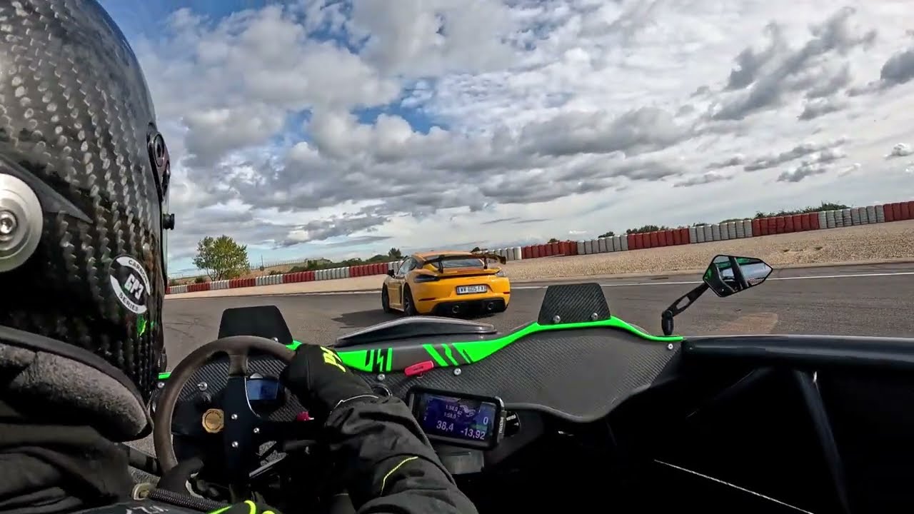 Lédenon Ariel Atom 45 voiture sur la piste. petite sortie dans les graviers