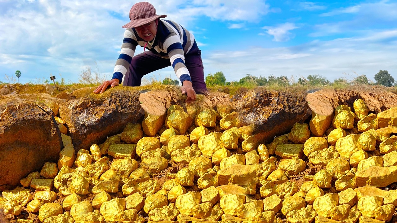 Amazing Finding! a gold miner found a lot of gold treasure under stone at mountain