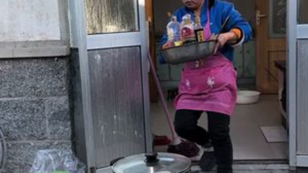 过年大扫除啦，姐妹们，你们都打扫完了吗？我今天要把瓷砖柜子擦一擦， 嘻唰唰嘻唰唰嘻唰唰