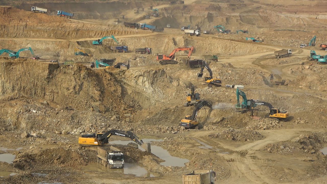 Amazing Excavator Cutting Dirt and Loading on Dump Truck Perfect Machinery in Action