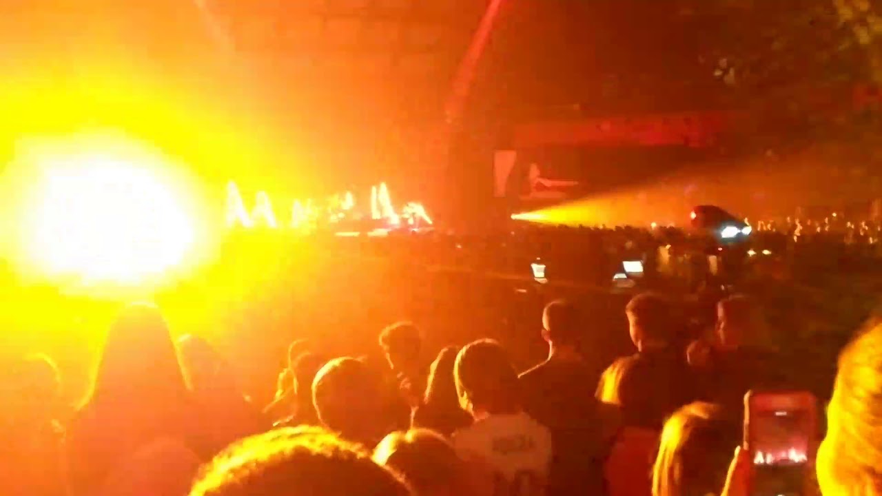 Dan Reynolds (Imagine dragons) loses microphone on stage during live performance