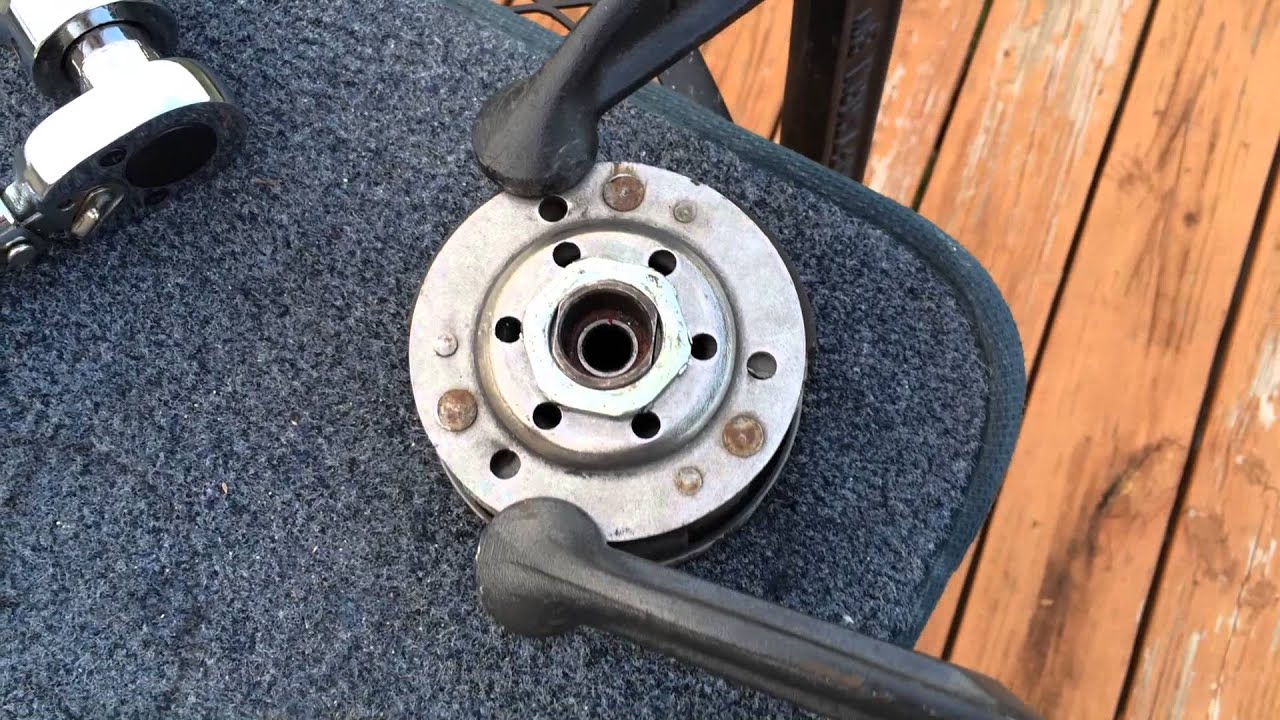Scooter Clutch Nut Install / Uninstall with clamps | Mitch's Scooter Stuff