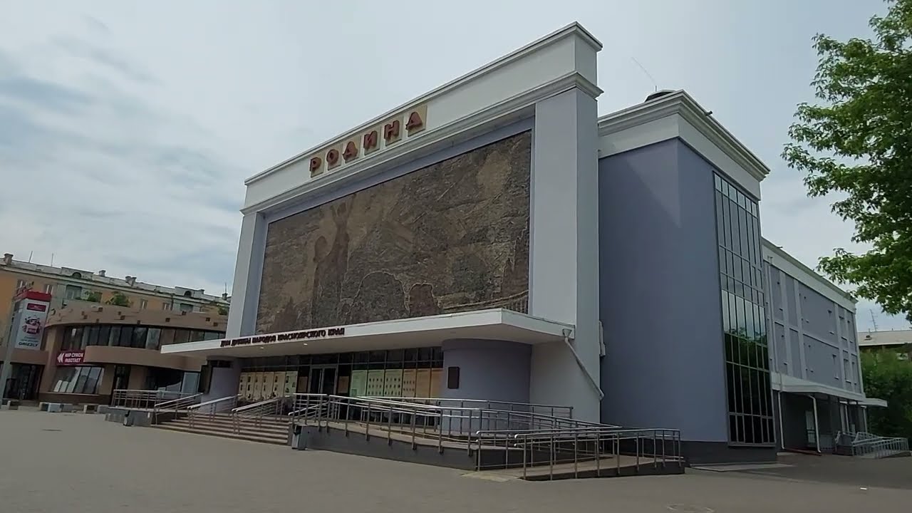 Красноярск.  Проспект Красноярский рабочий и панно 