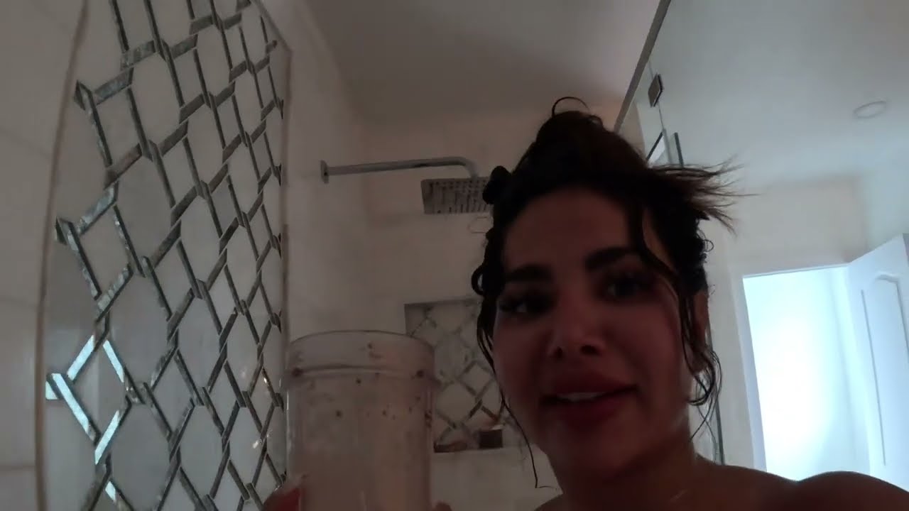 Vlog # 21 تتوقعون وش صار داخل الشاور؟/ what u think happened in the shower?