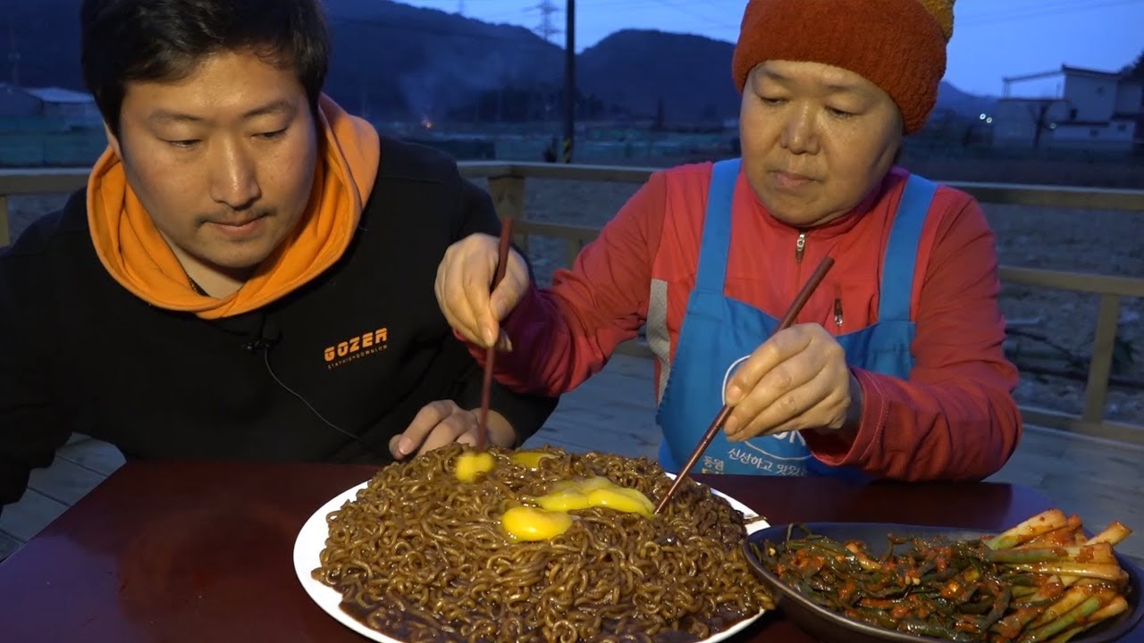 짜파게티에 트러플오일을? 화사의 [[트러플오일 짜파게티]] 요리&먹방!! - Mukbang eating show