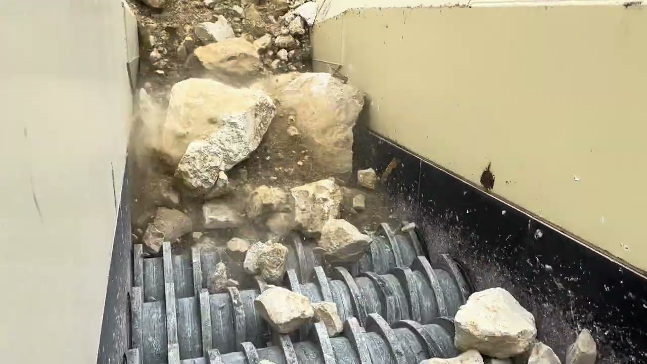 Vorbrechanlage mit Schubaufgeber und Rollenrost | Primary crushing plant - push feeder roller screen